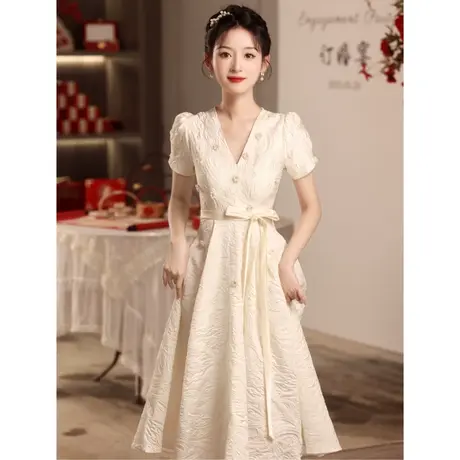 白色V领礼服女新娘婚宴订婚连衣裙法式登记领证小白裙夏季平时穿图片