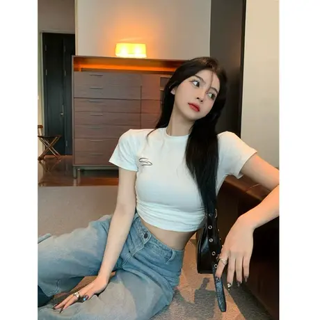 短款白色正肩T恤女夏季新款修身显瘦辣妹设计感小众短袖甜辣上衣图片