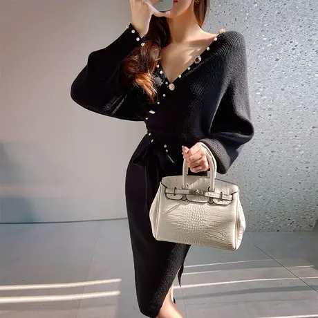 粉红大布娃娃气质显瘦深V领钉珠针织连衣裙女黑色腰带包臀裙春季图片