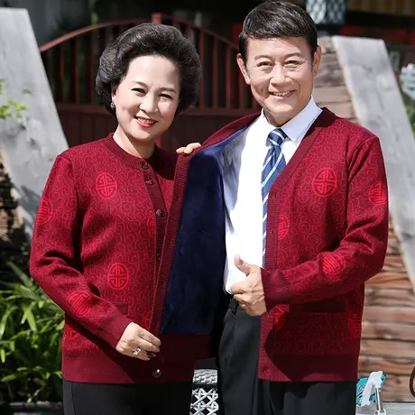 中老年人大红色本命年爸爸毛衣男外套秋冬装老人爷爷开衫加绒加厚图片