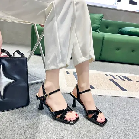 木林森2023年夏季新款高跟方头露趾凉鞋一字带漆皮亮面通勤女凉鞋图片