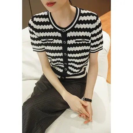 2024春夏新款时尚简约小香风钉钻扣条纹肌理感棉针织开衫图片