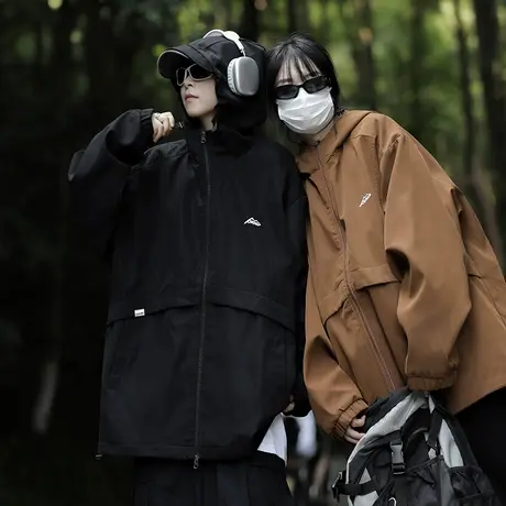 情侣冲锋衣外套男春秋款连帽飞行夹克2023年新款情侣装户外登山服商品大图