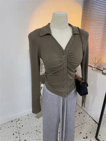 气质翻领V领口一排扣子褶皱坑条紧身T恤女袖口开叉上衣开衫春季新图片