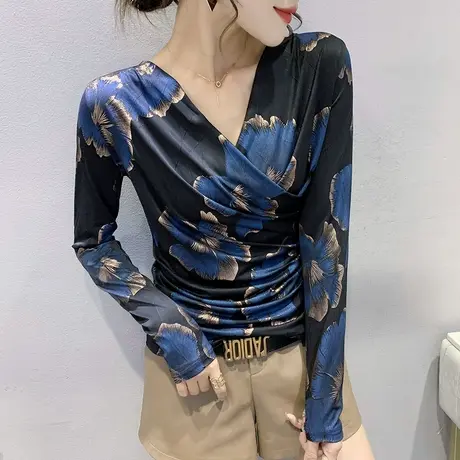 2023新款印花T恤女长袖气质性感V领打底衫春秋小众设计感交叉上衣图片