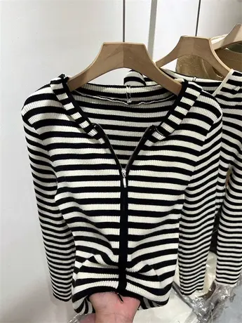 黑白条纹连帽衫安迪绒拉链针织开衫女2023初秋坑条长袖修身打底衫商品大图