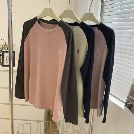 软糯舒适字母刺绣圆领插肩袖德绒打底衫女宽松大版休闲百搭T恤衫图片