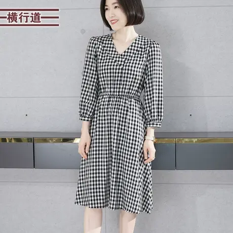 2024新款春季中长款胖MM妈妈连衣裙女韩版大码伞裙V领格子七分袖图片