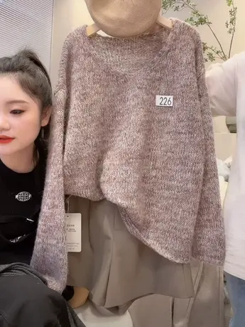 别致高级感提拉米苏色毛衣女秋冬新款慵懒风时尚V领针织百搭上衣图片