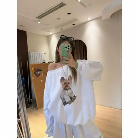 2025秋季新款韩版宽松显瘦圆领长袖斜领小狗印花卫衣百搭露肩上衣商品大图