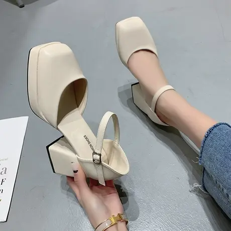 法式方头厚底中空一字扣带凉鞋女2023年新款防水台时尚粗跟高跟鞋图片