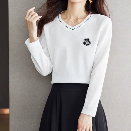 【3月4春新品8折】宽松休闲V领华夫格T恤洋气套头刺绣白色上衣女图片