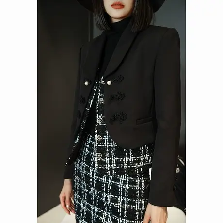 2024春新款女装新中式高级感气质中国结盘口珍珠扣西装领短外套女图片