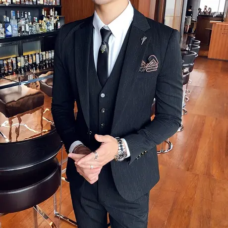 大码西服男套装英伦风修身休闲三件套主持人暗条纹帅气小西装外套图片