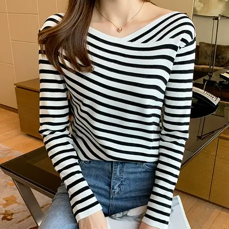 【3月4春新品8折】时尚V领不规则交叉领长袖打底衫条纹显瘦针织衫图片