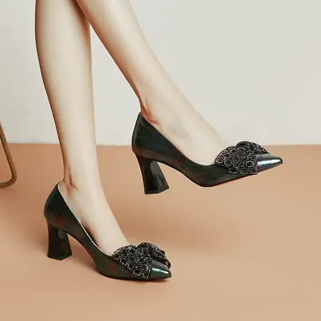 新款气质单鞋女搭配蝴蝶结烫钻浅口粗跟尖头幻彩高跟鞋时尚印花图片