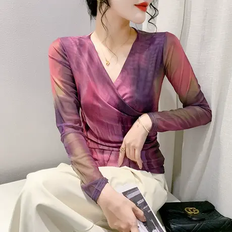 设计感褶皱交叉V领T恤女长袖性感网纱扎染印花上衣洋气修身打底衫图片