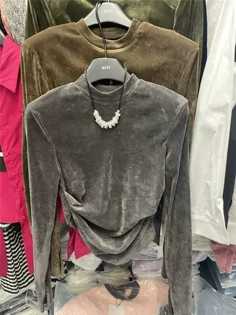 2023秋季新款韩版金丝绒小众设计简约下摆不规则长袖垫肩打底上衣商品大图