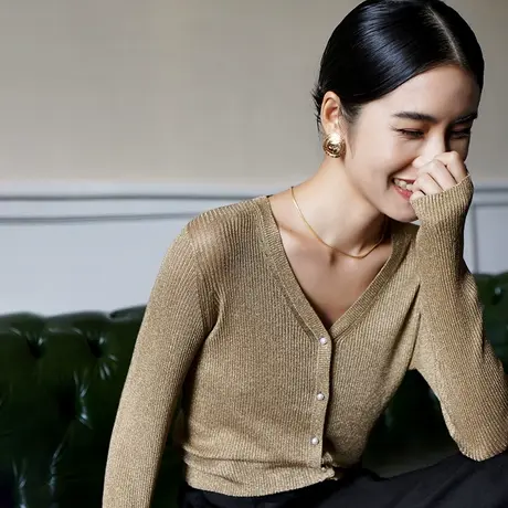 闪光纱亮丝V领针织衫短款秋季2023新款女装长袖修身珍珠扣打底衫图片