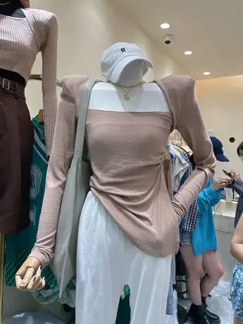 长袖t恤女2021早秋新款时髦洋气垫肩拼接方领修身弹力开叉上衣潮图片