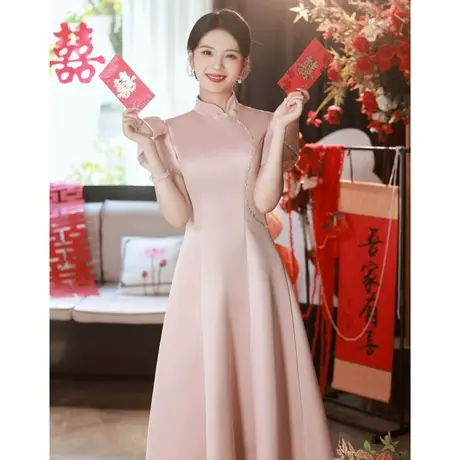 粉色订婚礼服女夏季敬酒服2023新款新娘高级感缎面法式钉珠设计感图片