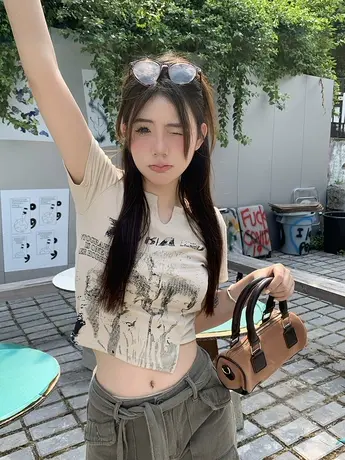 美式复古正肩短袖t恤女夏季不规则设计感小众纯欲辣妹短款上衣服图片