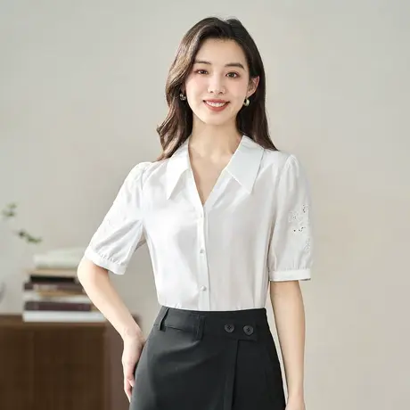 【商场同款】茵曼通勤衬衣2023夏女装新款V型翻领绣花短袖上衣图片