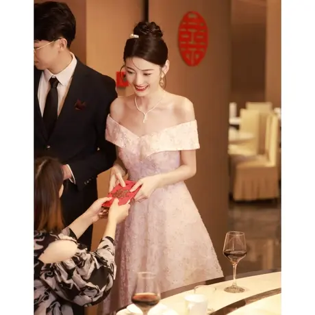 订婚礼服一字肩敬酒服2023新款新娘回门高端轻奢小众蓬蓬裙连衣裙图片