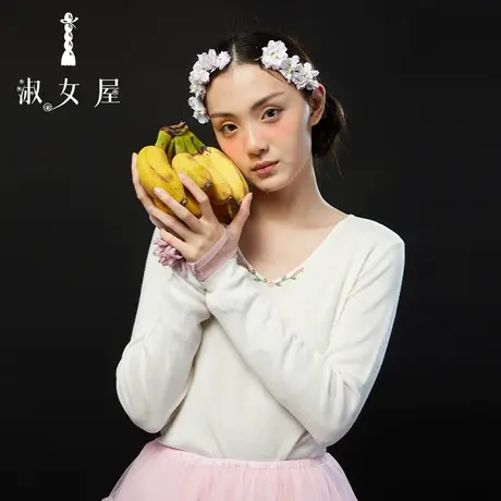 淑女屋官方旗舰店小玫瑰公主刺绣V领毛衣2023秋冬新款内穿打底衫图片