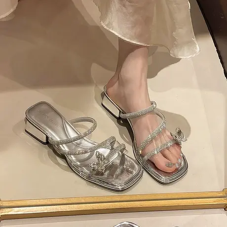 银色水钻凉拖鞋女2025春季新款配裙子粗跟外穿凉鞋气质百搭一字拖图片