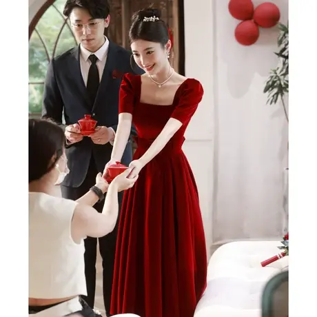 敬酒服新娘2023新款高级感丝绒法式订婚礼服女夏季红色连衣裙修身图片