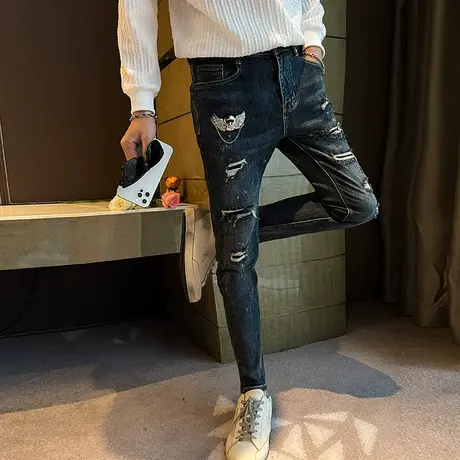 2023春季新品时尚个性金属骷髅头镶边牛仔裤韩版修身小脚破洞裤男商品大图