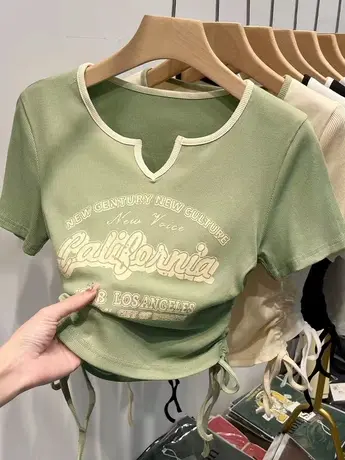 美式复古字母印花短袖T恤女V领抽绳设计感2023夏季新款短款上衣潮商品大图