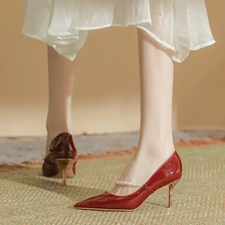 性感红色高跟鞋女细跟2023年新款一字扣带珍珠配裙子尖头结婚单鞋图片