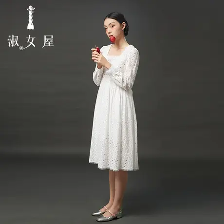 淑女屋官秋装女2023年新款独特设计感纯色绣花布方领连衣裙图片