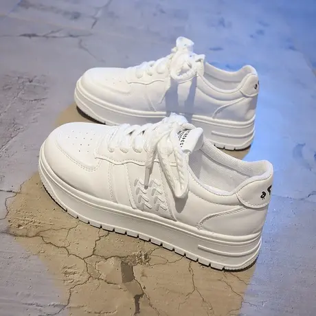 网红爆款小白鞋女2024新款春季百搭休闲鞋子女设计感小众厚底板鞋图片