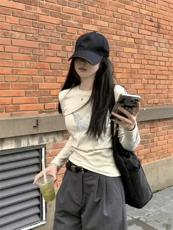 甜酷辣妹正肩蝴蝶印花长袖T恤女2023早秋修身显瘦内搭打底衫上衣图片