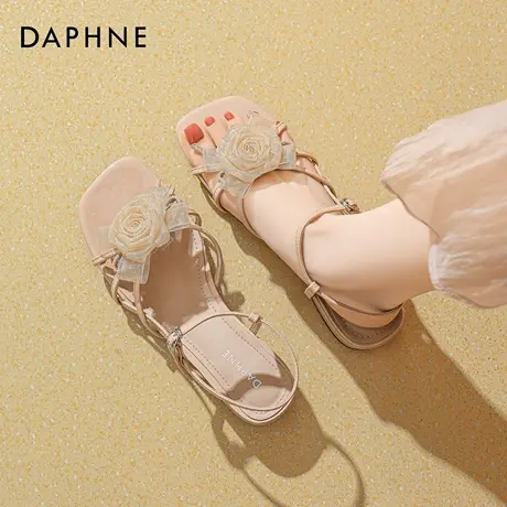 达芙妮粉色凉鞋女2026夏季新款仙女风一字带凉鞋花朵凉拖鞋配裙子图片