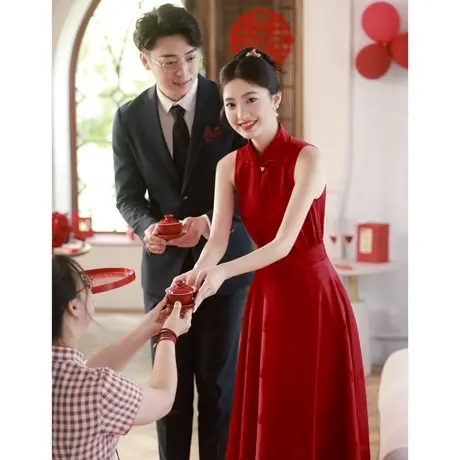 无袖旗袍敬酒服2023新款新娘高级感缎面红色订婚礼服连衣裙回门服商品大图