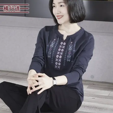 2023冬季新款韩版简约V领绣花宽松长袖T恤女大码外穿妈妈装上衣服图片