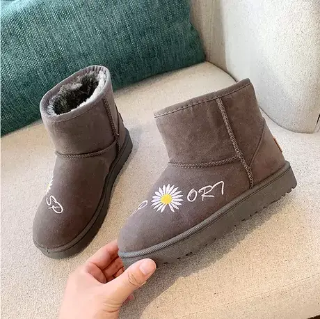 小雏菊雪地靴女2023冬季新款一脚蹬加绒加厚保暖棉鞋皮面东北短靴图片
