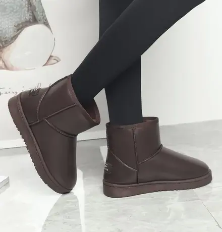 2023新款防水皮面加厚简约短筒雪地靴女皮毛一体冬平底棉鞋短靴子图片