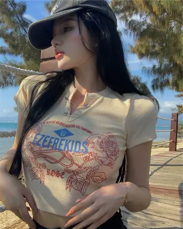 辣妹独特别针短款正肩T恤女夏季新款性感修身显瘦短袖爵士舞上衣图片