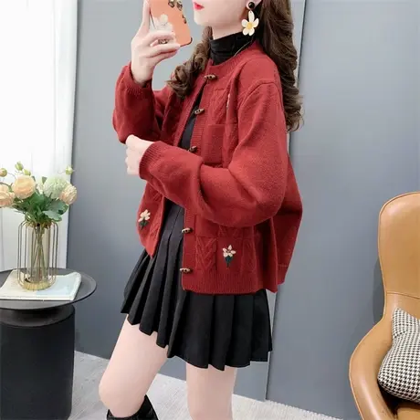 甜美刺绣钩花牛角扣红色毛衣开衫女秋冬外穿洋气减龄针织外套上衣商品大图
