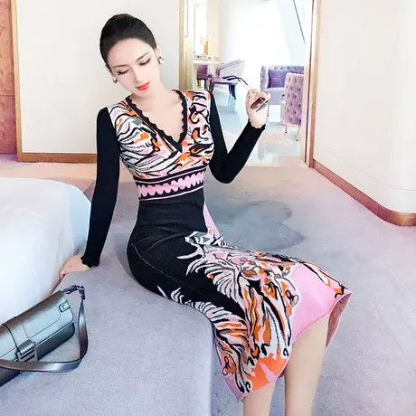 VJE秋装针织连衣裙新品时尚印花气质V领长袖修身过膝长裙子商品大图