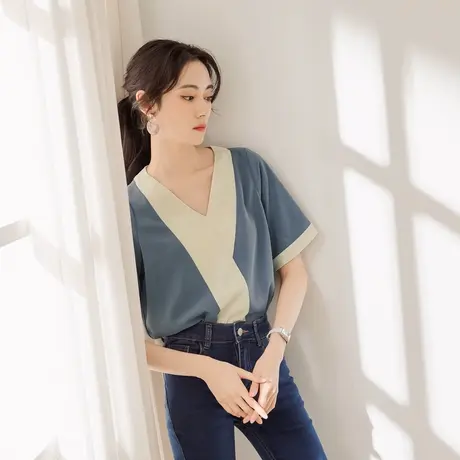 桔熊夏季通勤设计感不对称V领拼接撞色凉爽短袖上衣女大码AB16871图片