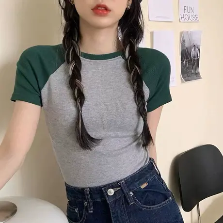 甜酷修身显瘦拼接撞色上衣女2023春季新款短款短袖插肩袖内搭T恤图片