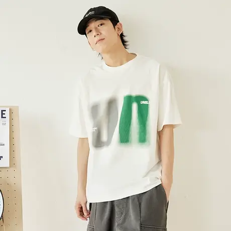 字母渐变喷绘印花潮男t恤宽松白色短袖男款男装小众设计感衣服图片