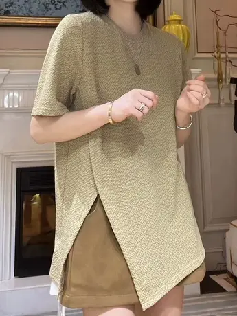 2023夏宽松洋气时髦个性肌理感不规则下摆圆领短袖开叉t恤女上衣商品大图