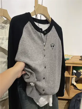 高级感灰色插肩袖～卡通刺绣小V领羊毛针织衫排扣毛衣外套开衫女商品大图